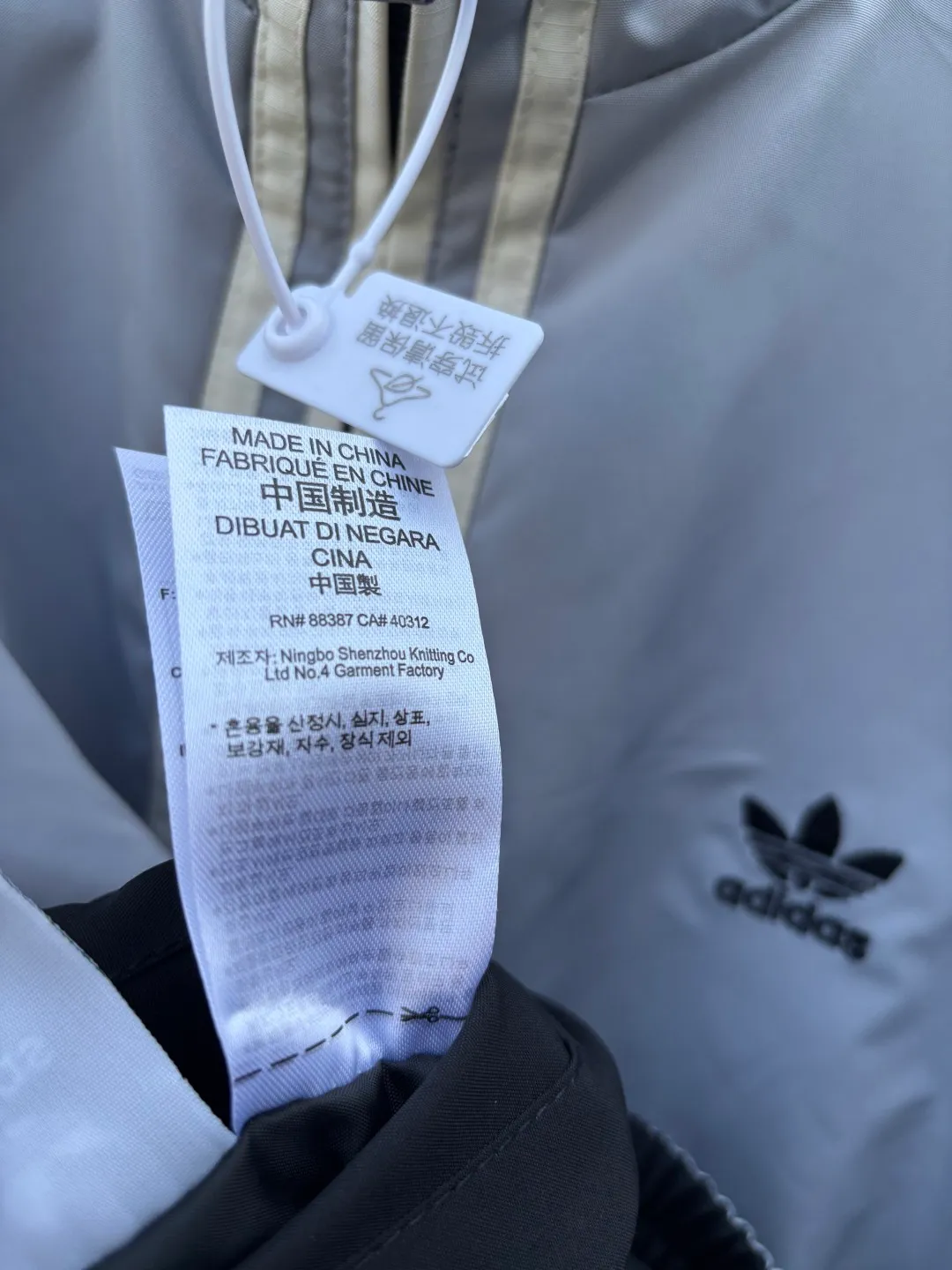 Reversible thin jacket📝𝟭𝟬𝟲𝟴𝟳# Exclusive real shot/difference between various stolen pictures and online picture versions on the market [Top version·Adidas Adidas Clover Men's and Women's Same Stylel H REV JKT Jacket Official website synchronization] ✅Full set of 1:1 customized accessories ➕Customized three-label ➕𝗬𝘂𝗮𝗻 version hang tag ➕𝗹𝗼𝗴𝗼 packaging bag🔥 ➕Scan the tag to enter the official website. ✅The top version, ins Xiaohongshu has many bloggers wearing it. ✅Adi’s absolute Hot Sale star Same Style details are online, feel free to compare! Classic embroidery on the chest, fixed color and classic three-bar stripes, Classic will never go out of style! Versatile is not picky, the original model is perfect for the upper body, so buy it with your eyes closed! "Self-view of quality control with real photos of store owner's details" What you see is what you get # Full text real photos 📷 Never save a penny of cost! ! ! ⭕The high version of the best products🐮is different from the junk products in the market🗯️The same picture but different prices means different versions. ❌Don’t be fooled by the same copywriters and pirated pictures from outside that mix and distribute high-luxury pictures at low prices. After comparing the quality, you will know where the gap is. Don’t lie. I don’t guarantee that my products are the cheapest, but I definitely guarantee that they are worth every penny of your hard-earned money! ‼ ️We don’t slash prices or lower prices, we supply products with heart and only make high-end versions!!! Breasts Jimei must see the details of my home clearly, the pictures of my home are all taken by the owner himself❤️ Color: Black. Size: S-XXL